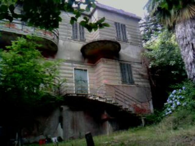 Vendesi Villa Bifamiliare a Genova viale borneto