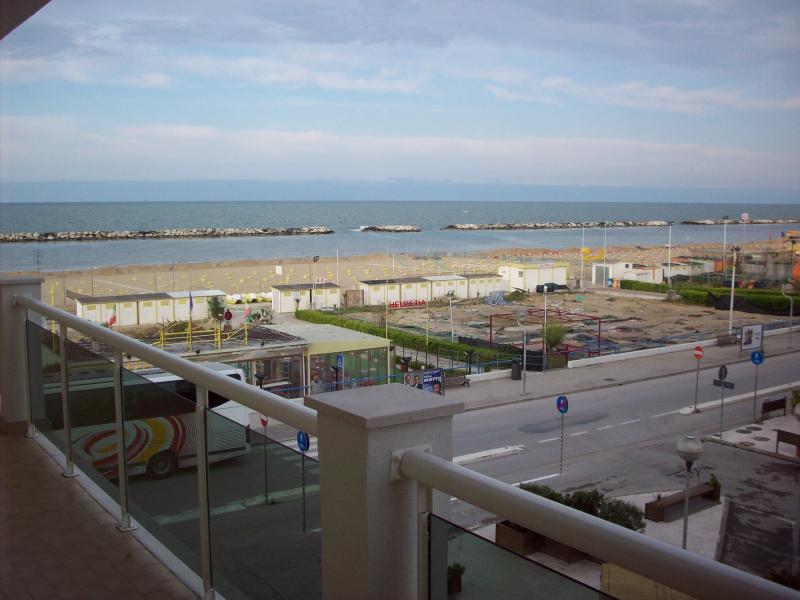 Vendesi Albergo Hotel a Rimini fronte mare