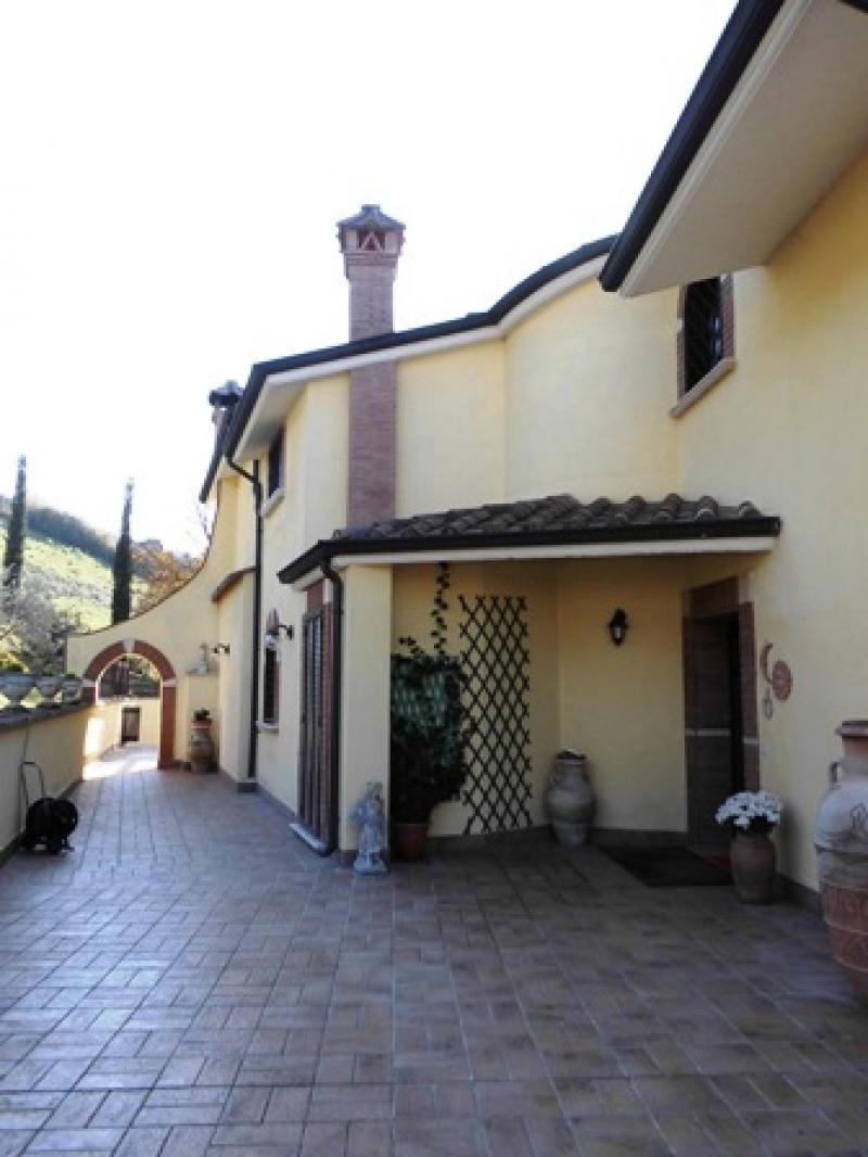 Vendesi Villa Singola Villino a Mentana via della mezzaluna