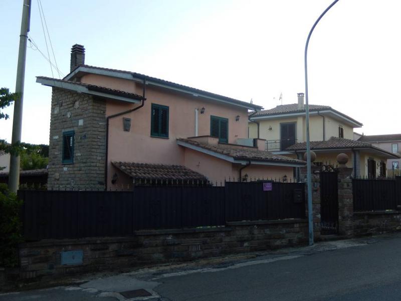 Vendesi Villa Singola Villino a Bassano Romano via kennedy n.5