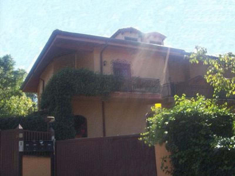 Vendesi Villa a Schiera a Grottaferrata via del casalaccio