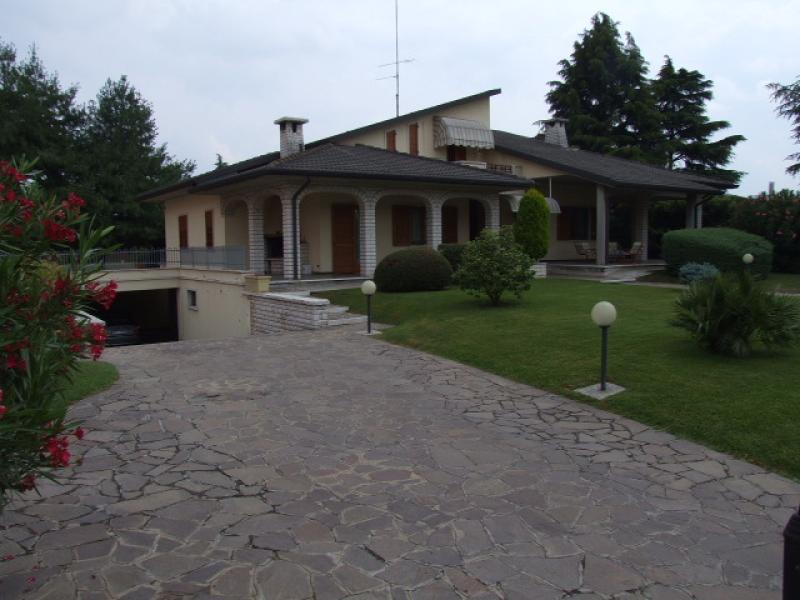 Vendesi Villa Singola Villino a Castel D Azzano via scuderlando