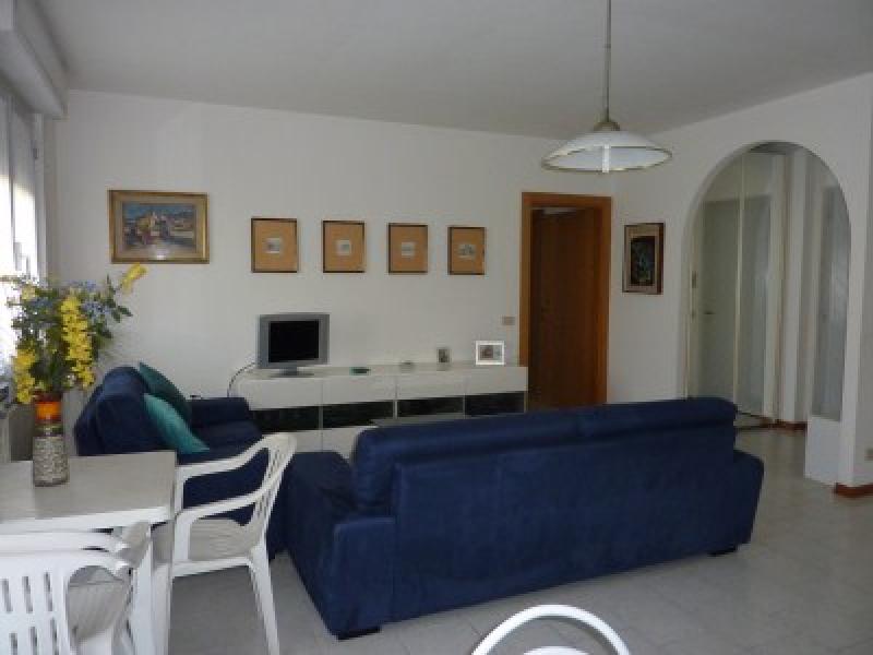 marina di massa centro ed a 150mt spiaggia si vende appartamento con ampia terrazza pranzabile