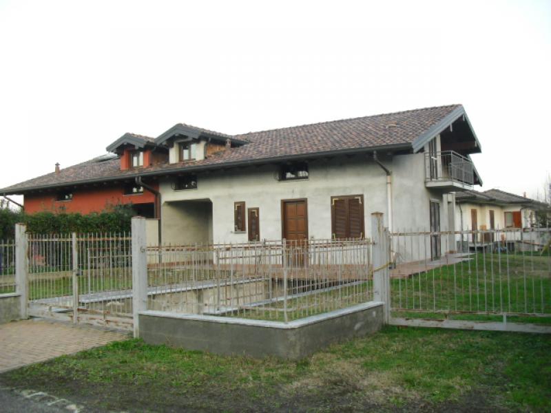 Vendesi Villa Bifamiliare a Borgo Ticino via valle