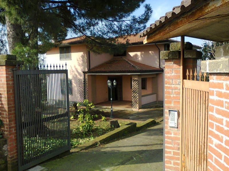 vendesi villa con giardino a velletri