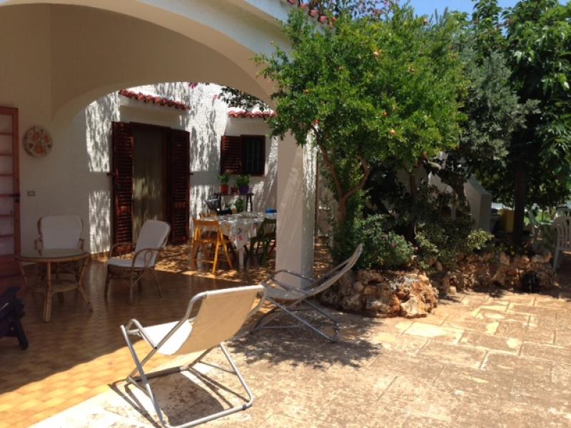 ostuni.vendo luminosissima villa a pochi passi dal mare.