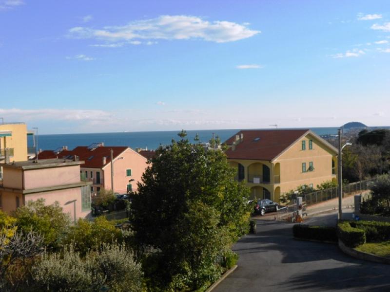 ceriale,ampio monolocale con terrazzo vista aperta e mare. grande posto auto privato coperto.cantina