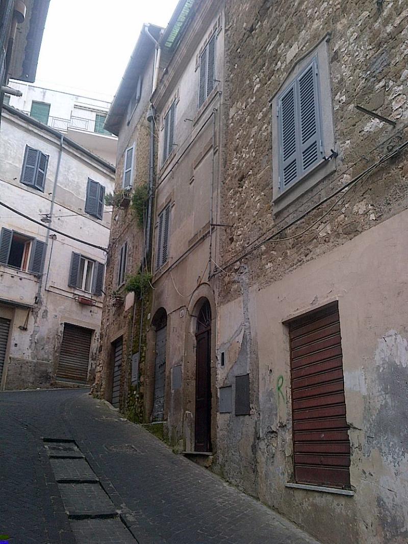 vendesi appartamento da ristrutturare in via pelasga