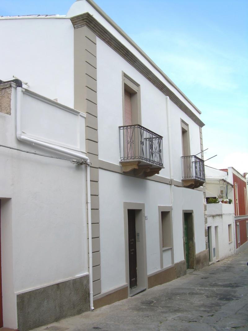 a calasetta la tua casa vacanze con ampio terrazzo.