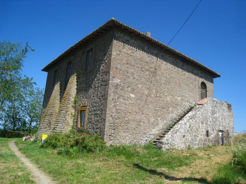 montefiascone ampio casale antico con terreno circostante