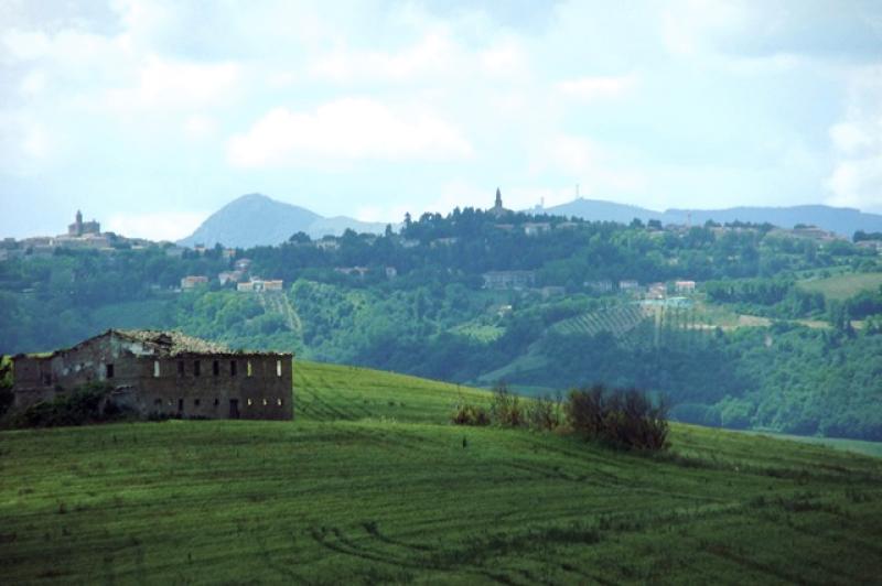 mbbl0613 vendesi casale con vista a 360° sulle campagne marchigiane montecarotto
