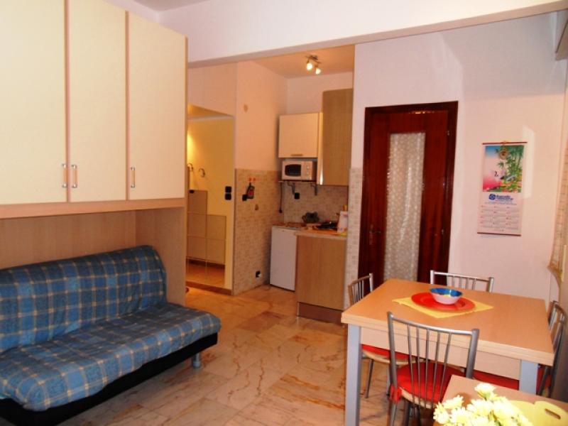 100 metri mare zona giardini. monolocale ristrutturato ed arredato con terrazzo angolare.