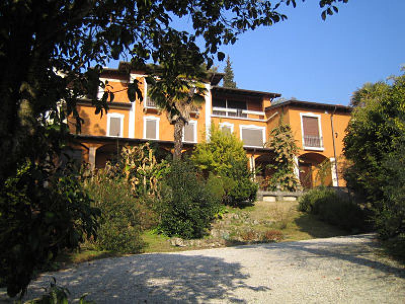 Vendesi Villa Singola Villino a Gardone Riviera centrale