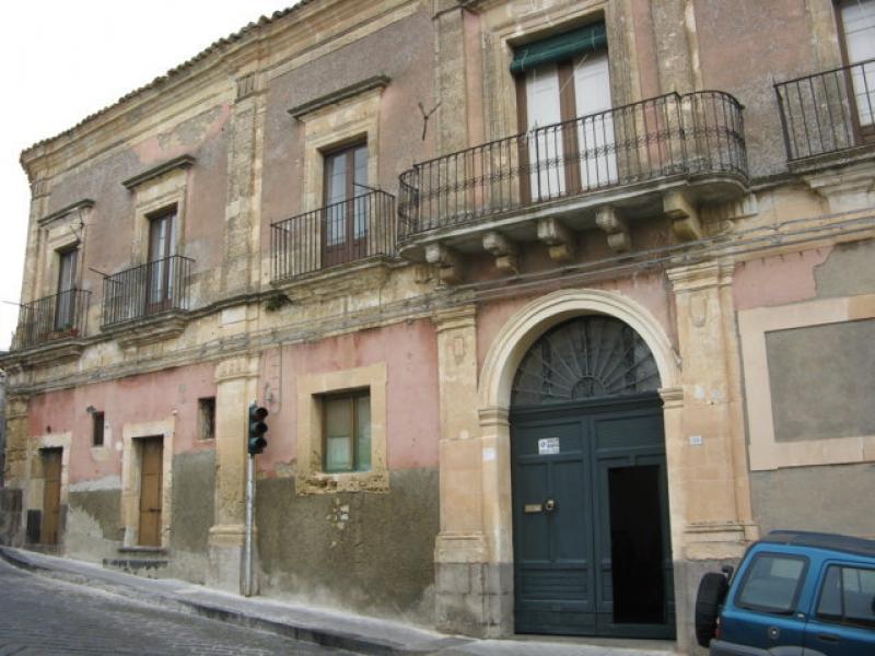 Vendesi Stabile Palazzo a Catania centro storico