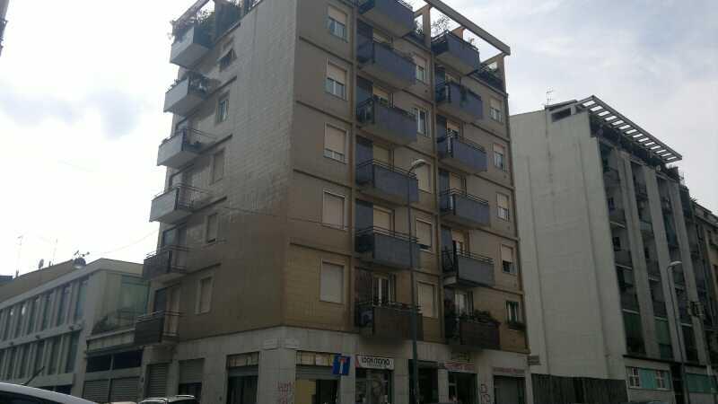 ad.ze p.le accursio negozio 3 vetrine angolare