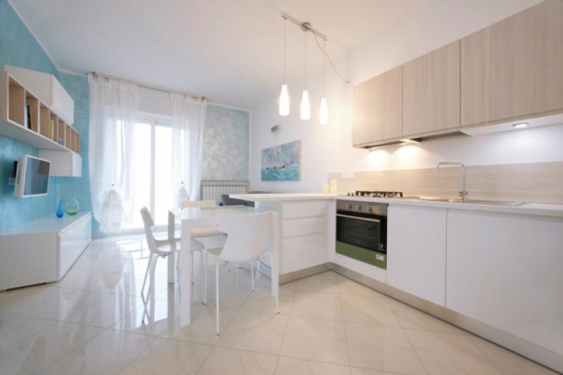 loano fronte mare. trilocale ristrutturato con doppi servizi. terrazzo.