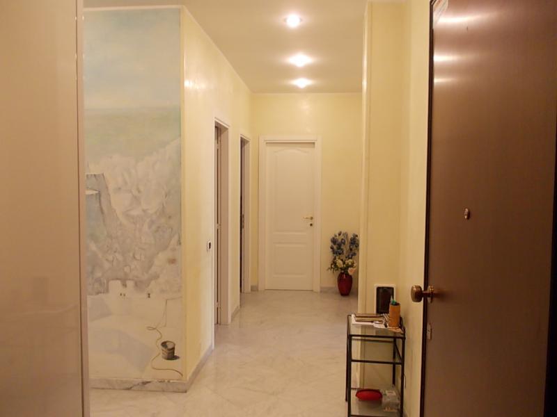 vendesi prestigioso appartamento in signorile palazzo a pochi passi dal mare di marina di carrara