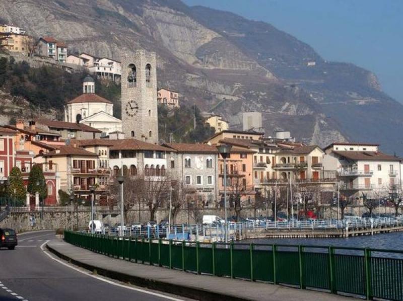 lago d iseo - trilocale arredato fronte lago