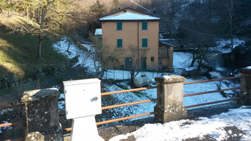 vendita casa indipendente con terreno boschivo località piano del voglio, bologna