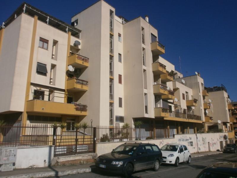 pomezia centro appartamento monolocale di 35 mq. balcone