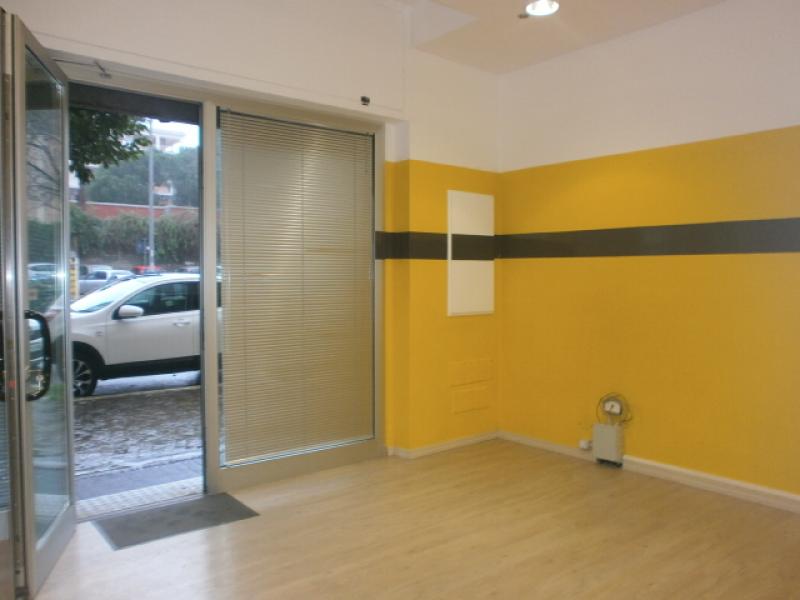 pomezia centro negozio 60 mq.trilocale ristrutturato
