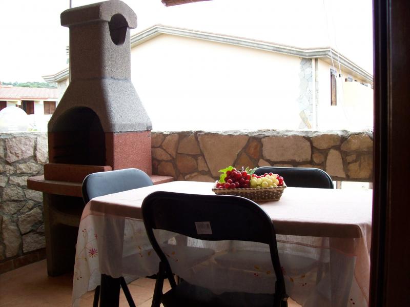 vendita grazioso bilocale con terrazza a livello villasimius