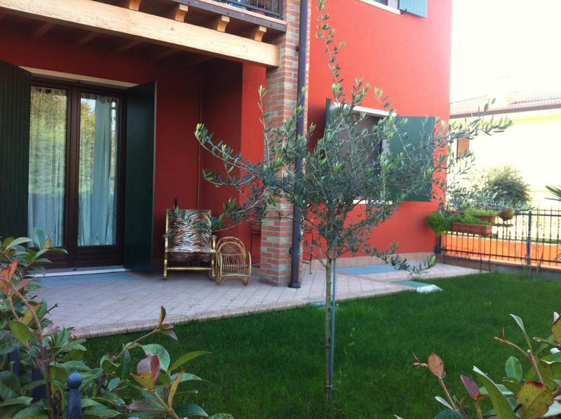 privato vende luminoso appartamento immerso nel verde