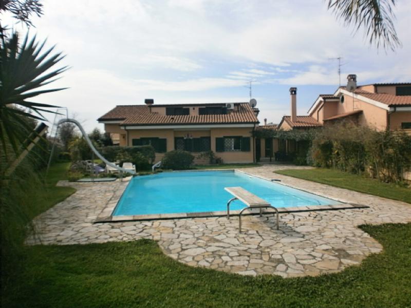pomezia villa di 400 mq.con piscina e giardino di 1000 mq.in vendita