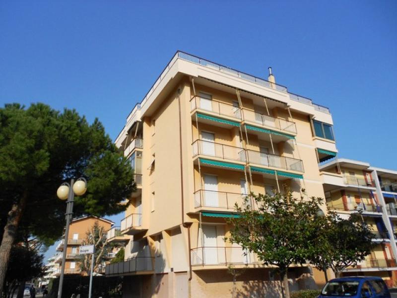 350 metri mare confine loano. bilocale con terrazzo angolare. cantina e garage.