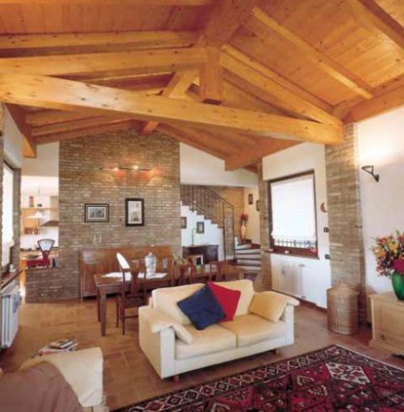 prenotasi stupende ville singole con giardino libere su quattro lati disposte su un unico piano con  splendide travi in legno lamellare a vista.