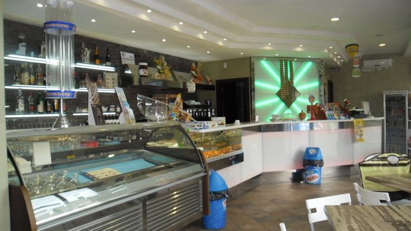 vendesi bar gelateria  a roma fronte metro c  bellissimo