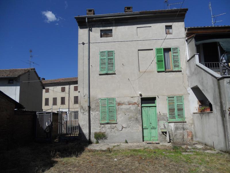 vendesi casa indipendente a cornale pavia- da ristrutturare - 