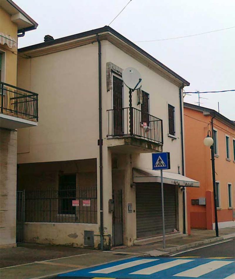 vendo casa singola, disposta su due piani con negozio