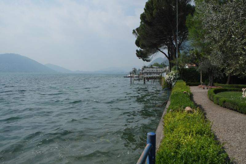 villa in riva al lago d iseo in vendita