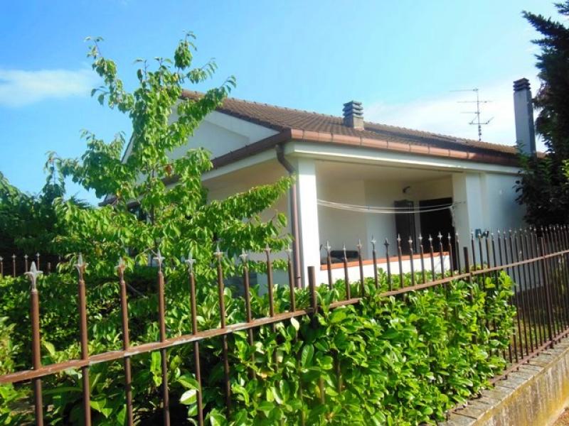 loano, porzione di villa bifamiliare con giardino e garage. vista mare.  
