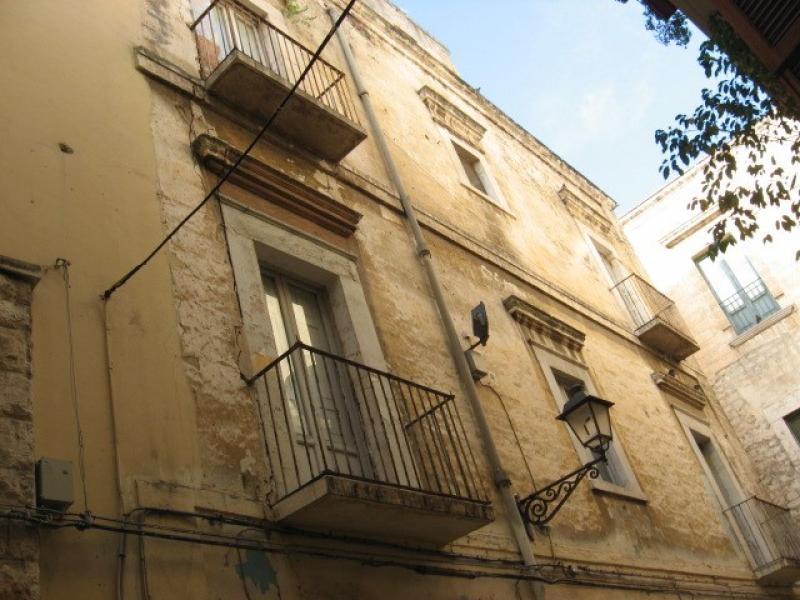 bari - borgo antico - si vende intera palazzina  