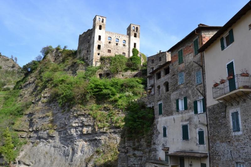 vendesi caratteristico appartamento centro storico di dolceacqua