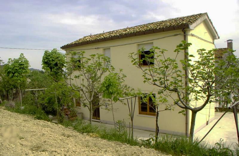 casale ristrutturato con terreno atri