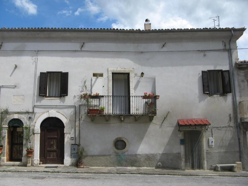 tocco da c.: vendesi appartamento panoramico davanti al castello.