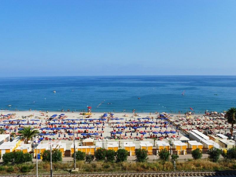 fronte mare confine loano. trilocale con terrazzo, cantina e garage. 
 
