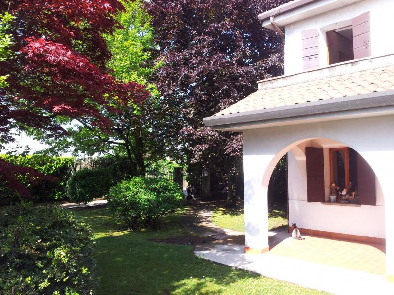 casa singola divisa in 2 unità 1200 mq di giardino