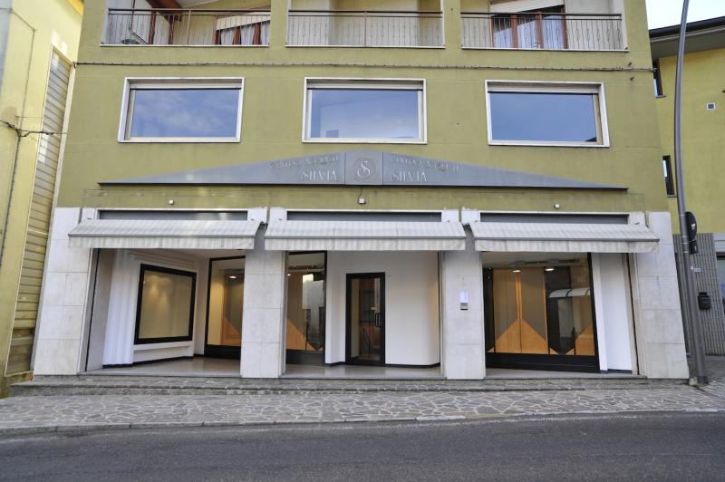 sant omobono terme, negozio uffici su 3 livelli comunicanti, affitto.