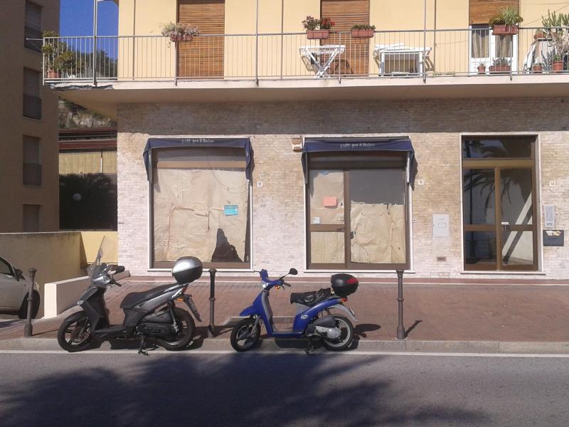 negozio a cogoleto con visibilità unica a 10m dal mare