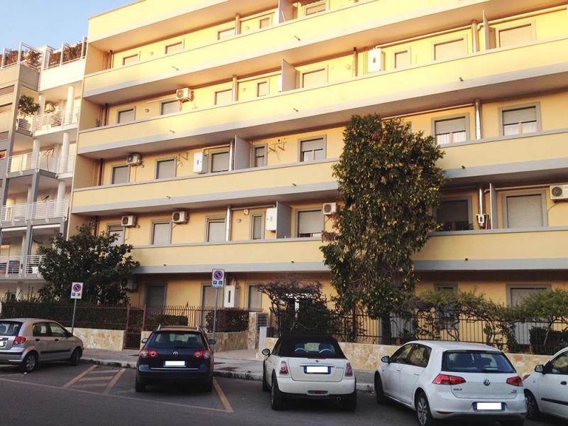 bilocale arredato, piano terra con giardino