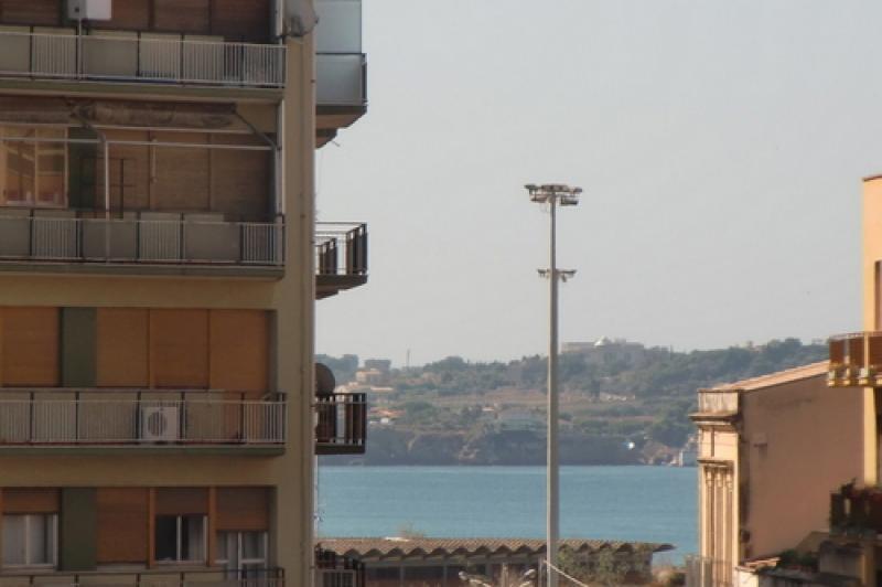 siracusa, adiacenze centro storico, vendesi mini appartamento con vista mare