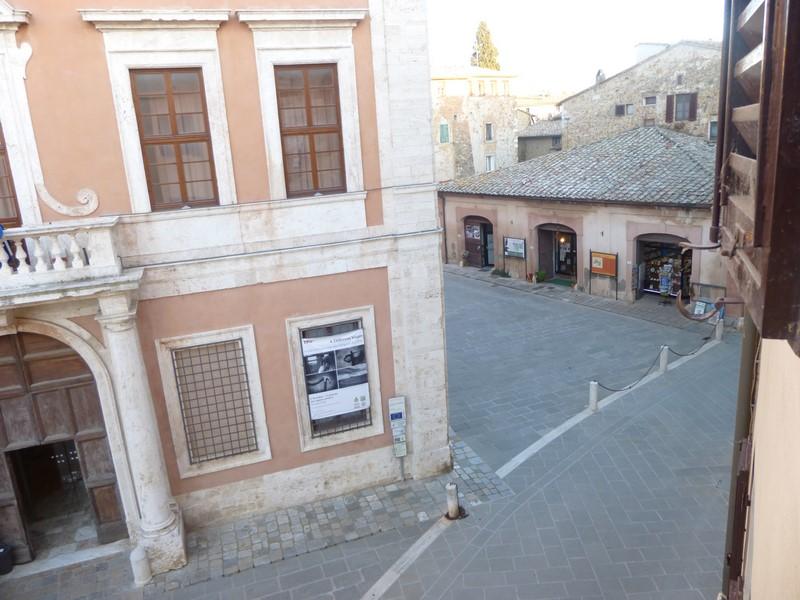 prestigioso appartamento con 4 affacci su piazza chigi e collegiata in vendita a s. quirico d orcia