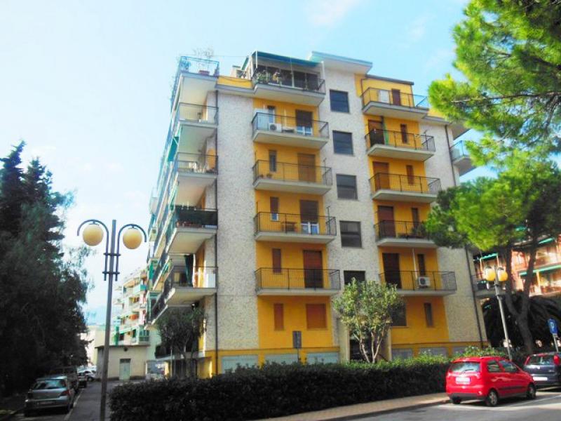100 metri mare zona ponti. ampio bilocale con 2 terrazzi. cantina e garage. 
 
