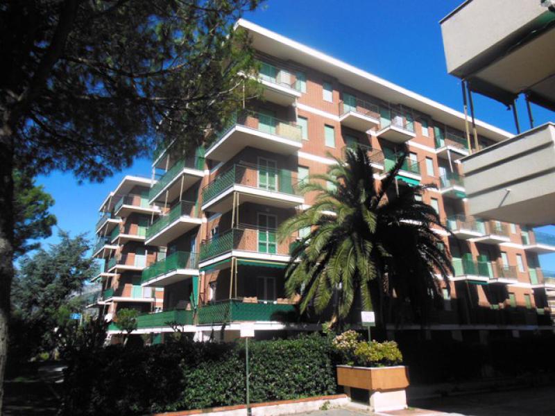 250 metri mare zona ponti. monolocale con cantina. 
 
