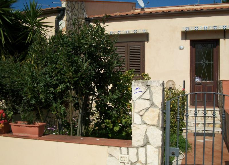 vendesi a campofelice di roccella  villa in residence sul lungomare  a 10 m. dalla spiaggia