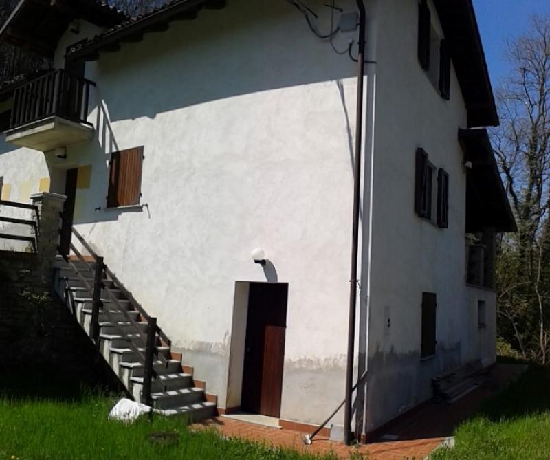 casa indipendente immersa nel verde ovada